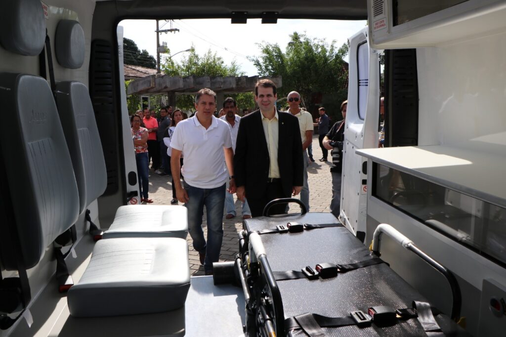 Aureo Ribeiro acompanha entrega de ambulância no Município de Sapucaia, ao lado do prefeito Fabrício Baião