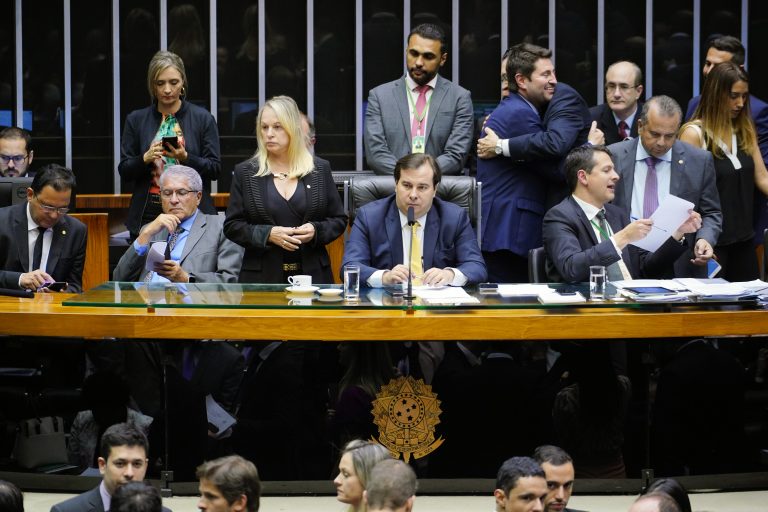 Presidente Rodrigo Maia (DEM/RJ) e deputados durante análise dos destaques da MP 881/2019.  (Foto: Pablo Valadares/Câmara dos Deputados)