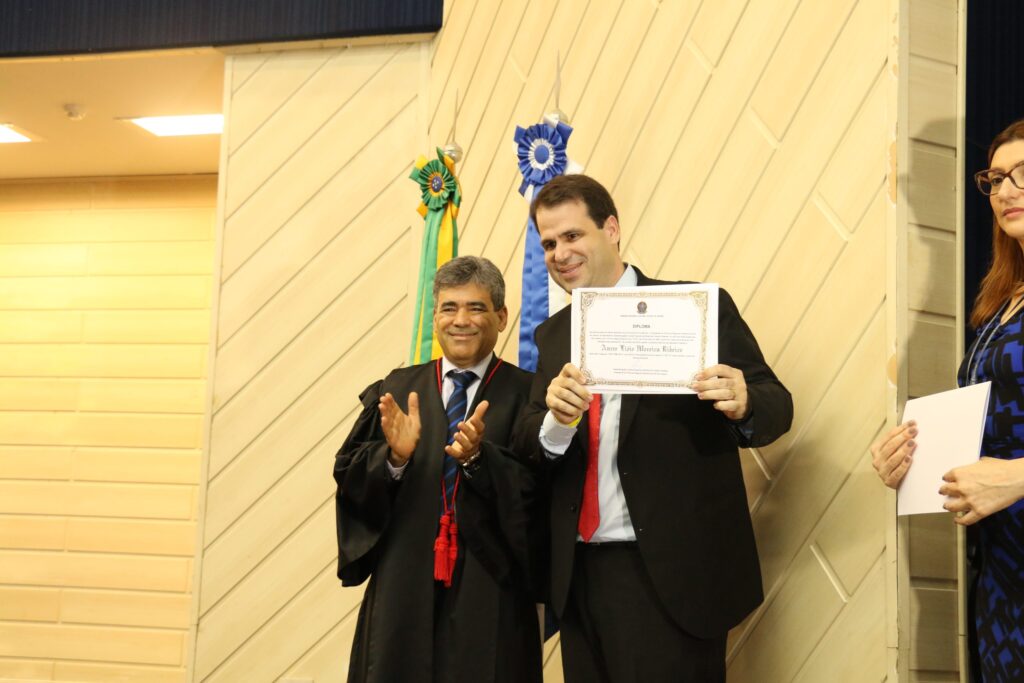 Aureo recebendo diploma de membros do TRE