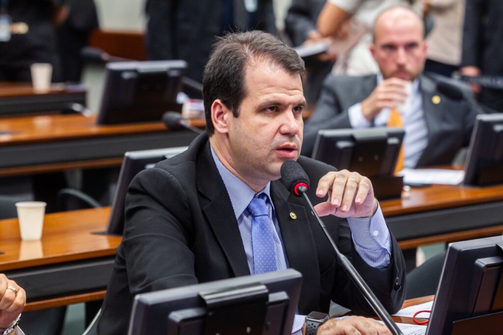 Deputado Aureo Ribeiro apresenta projeto para corrigir texto da lei. Ação beneficiará pessoas do Rio e outros estados.