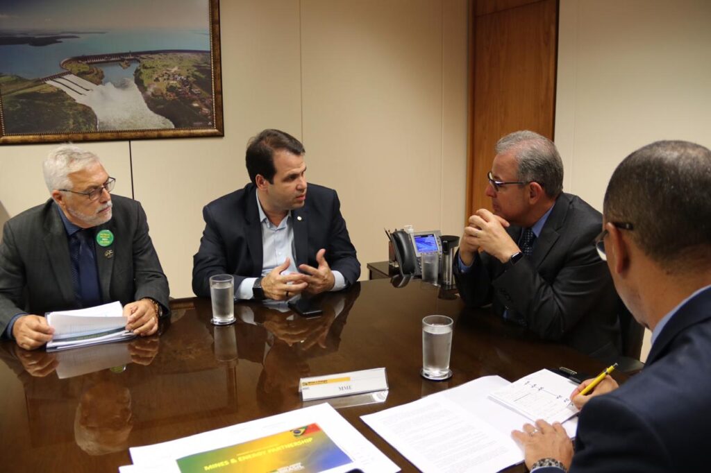Deputado Aureo Ribeiro propõe reunião com o Ministro de Minas e Energia - Bento Albuquerque (ao lado do deputado)