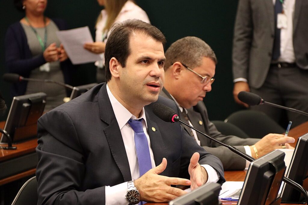 Deputado Aureo Ribeiro defende a regulação das moedas virtuais no Brasil.