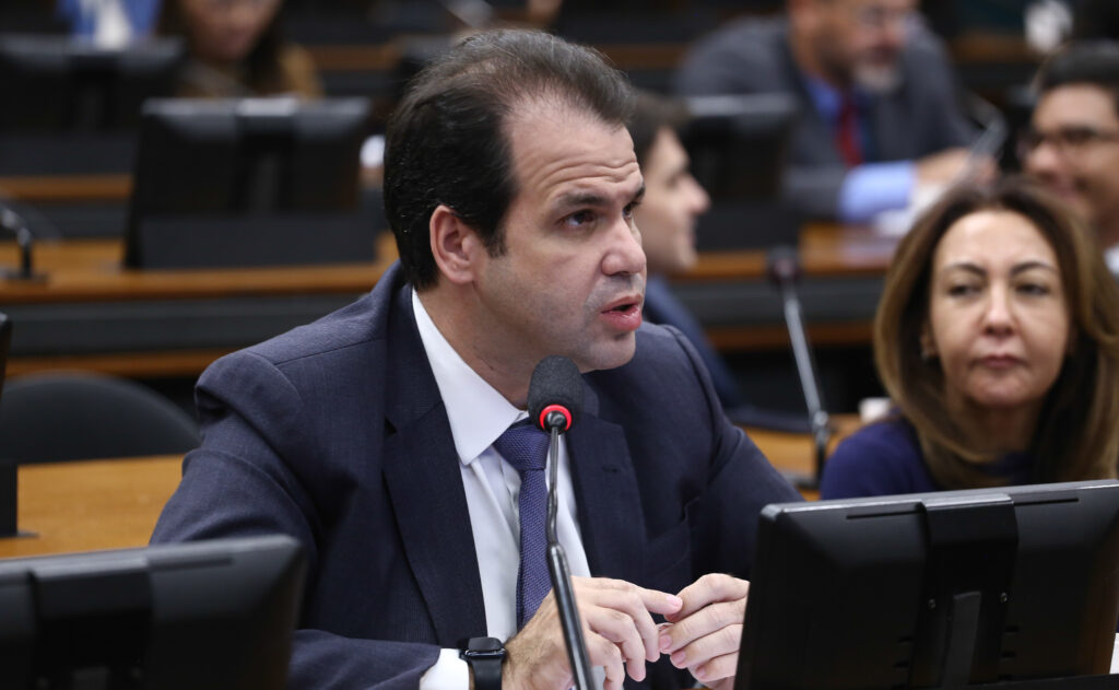 Aureo Ribeiro busca 1.300 aparelhos de ar-condicionado para escolas de Caxias