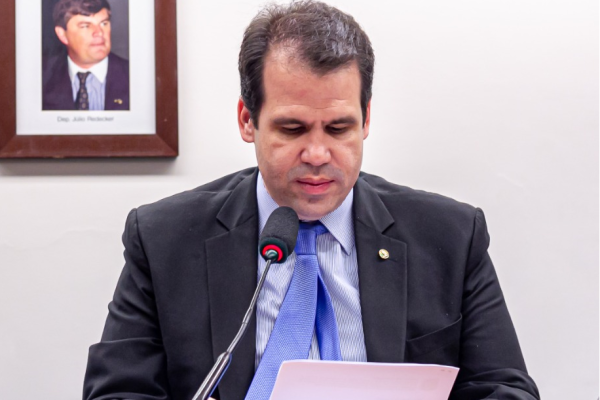 Deputado Aureo Ribeiro apresenta projeto para beneficiar pessoas com deficiência. Bolsas de estudo devem crescer.
