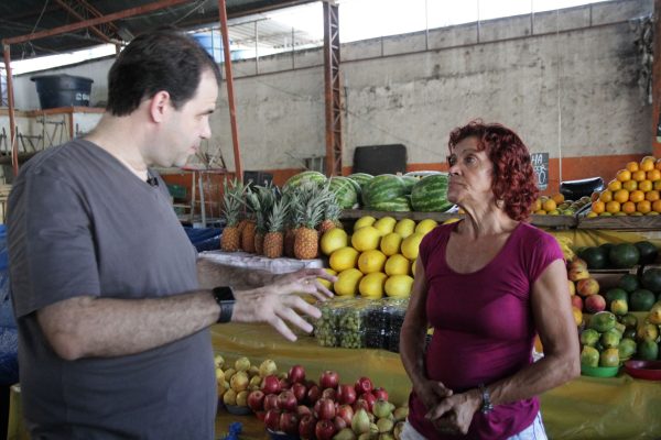 Deputado Aureo conversa com produtora familiar