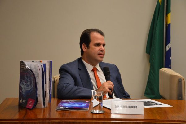 Deputado Aureo Ribeiro, autor do projeto Desenrola Cultura