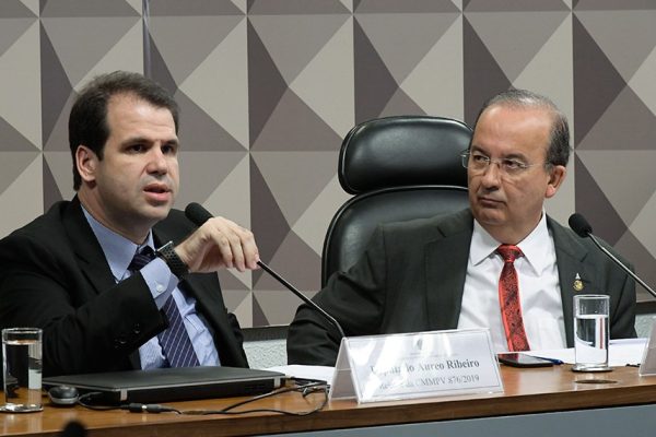 Aureo Ribeiro quer que empresas sejam abertas de forma imediata
