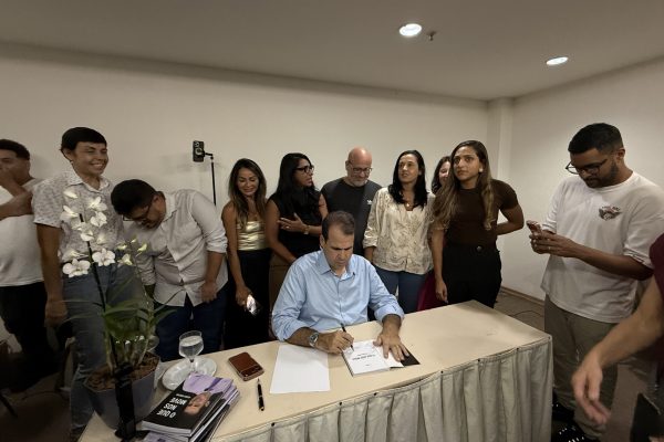 Aureo Ribeiro lança nova edição do livro O Que Nos Move