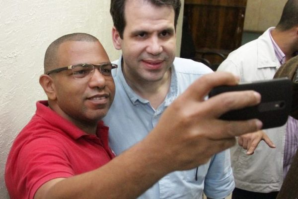 Deputado Aureo tira selfie com eleitor