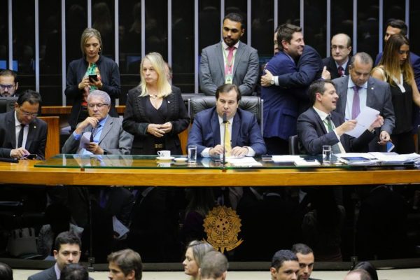 Presidente Rodrigo Maia (DEM/RJ) e deputados durante análise dos destaques da MP 881/2019. (Foto: Pablo Valadares/Câmara dos Deputados)