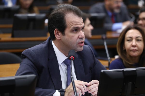 Aureo Ribeiro busca 1.300 aparelhos de ar-condicionado para escolas de Caxias